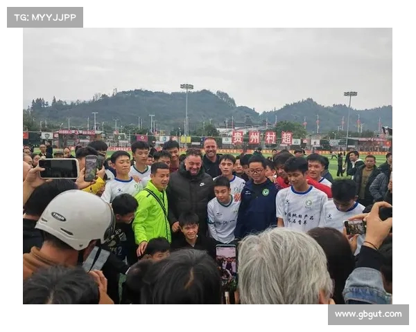 《跨山越海:法国青年与贵州“村超”共谱双向奔赴新篇章》 《跨山越海:法国青年与贵州“村超”共谱双向奔赴新篇章》